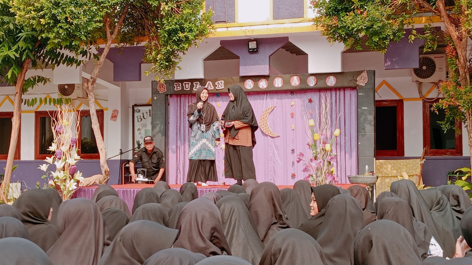 Meriahnya Acara “Berbatik di Bulan Bahasa” di SMAIT Al-Fidaa