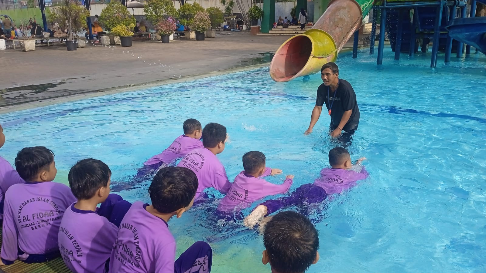 Kegiatan renang SDIT Al Fidaa Kelas 1,2 dan 3 dengan tema Lets Swim Healthy and Fun.